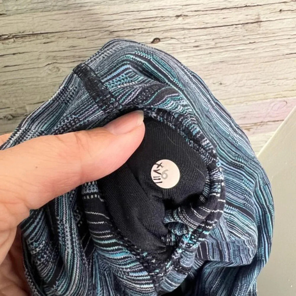 Lululemon high rise striped blue leggings size 4 crop - Picture 8 of 8